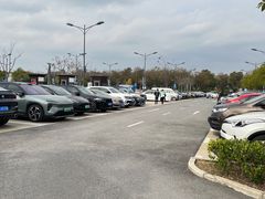 -奕欧来上海购物村停车场