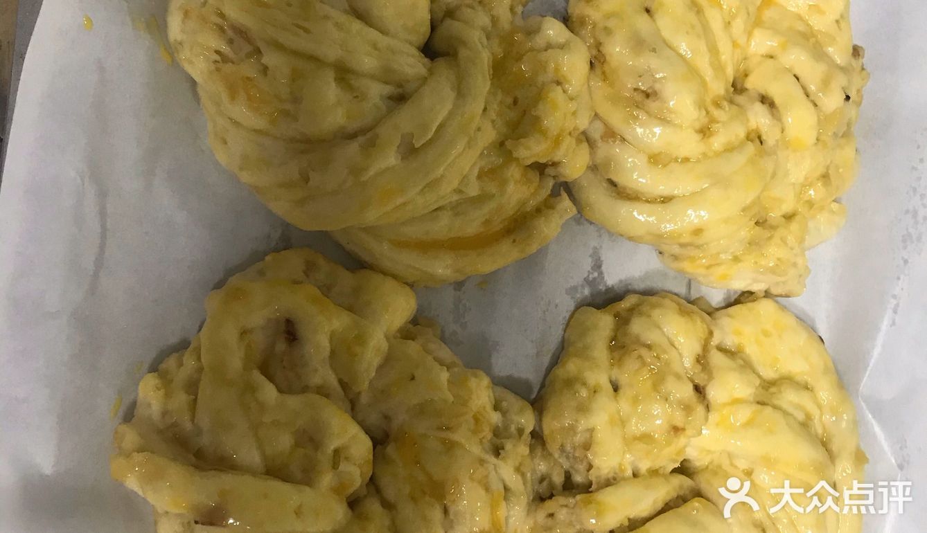 做了1个小版的辫子面包+4个小圆包