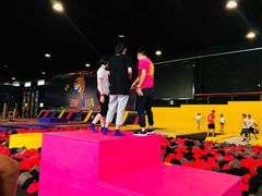 -嘿哟动霸CHUA·新潮玩运动娱乐中心·蹦床滑冰团建乐园