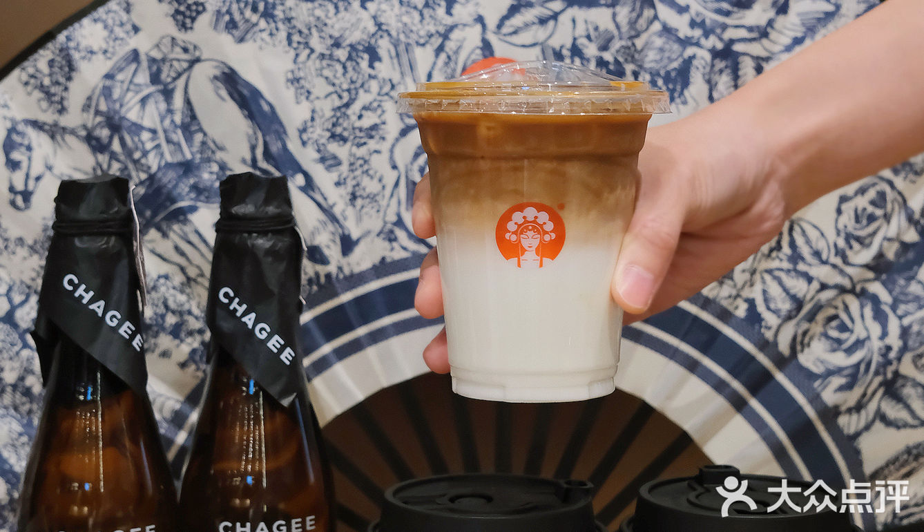 ⽆语了[流汗]买奶茶送的东⽅冰茶显眼包太能装了吧