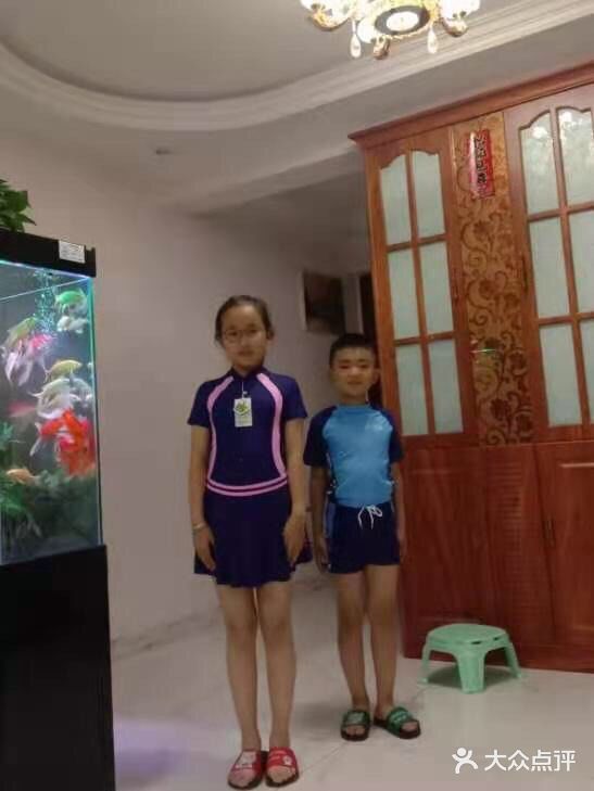 游泳带给孩子们健康。