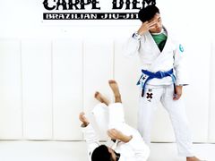 -菠萝格斗巴西柔术训练馆
