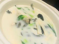 -泉畔人家·老济南经典鲁菜(大明湖店)