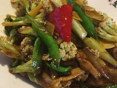 花菜炒肉片-龙巢盱眙龙虾·牛蛙·烧烤宵夜(八卦岭店)