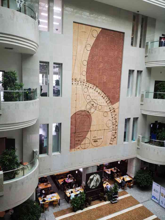 云南省图书馆-"藏书特别特别丰富,位于翠湖旁边,洗马河旁.
