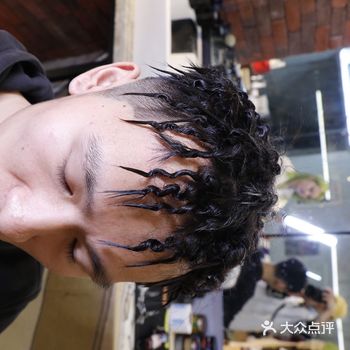 今天这一款发型是、一款烫发、烟花烫,是一款合适所有人