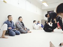 -菠萝格斗巴西柔术训练馆