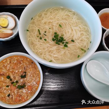 环境：店面不是很大，分为上下两层