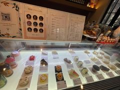 面包甜点陈列柜-Fridi Patisserie Cafe