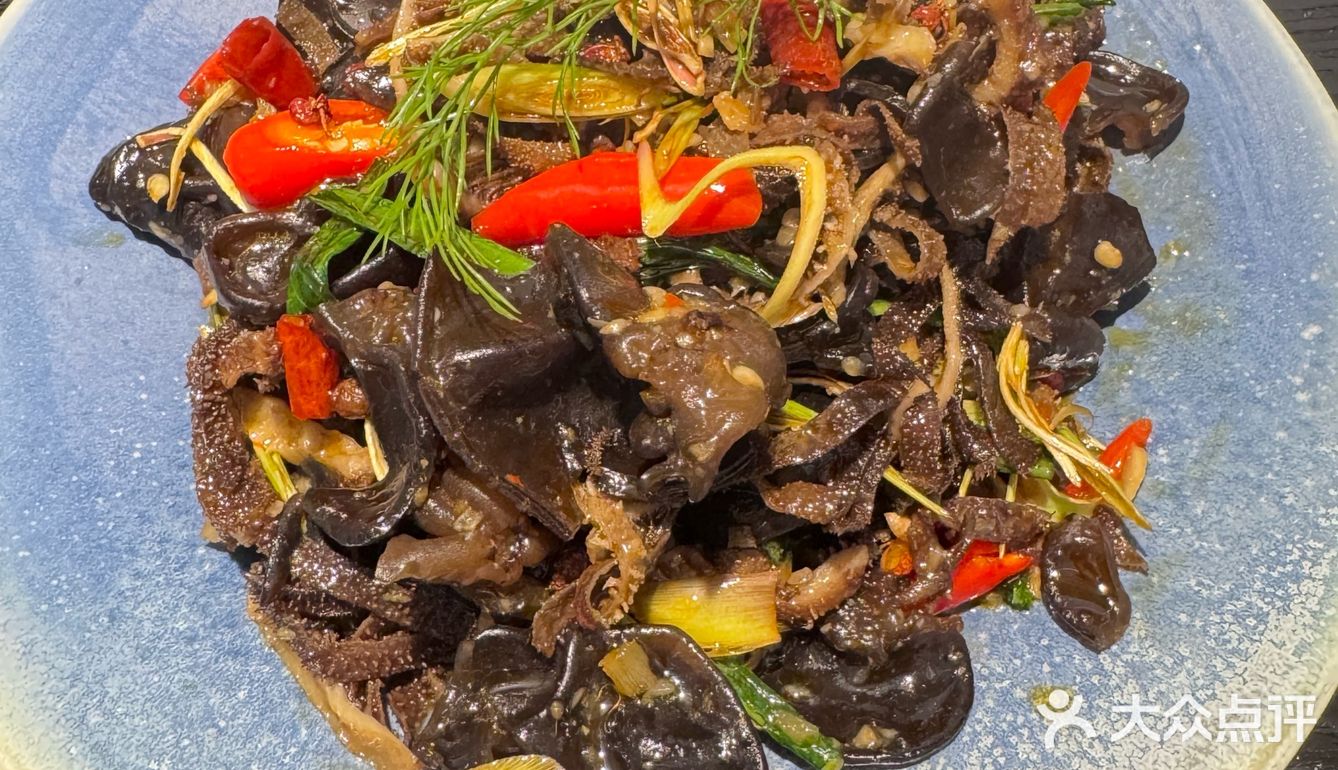 下饭一绝，鸡块肉质很嫩。版纳油呛毛肚酸酸辣辣麻麻的