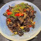 下饭一绝，鸡块肉质很嫩。版纳油呛毛肚酸酸辣辣麻麻的