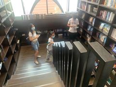 -钟书阁(松江泰晤士小镇店)