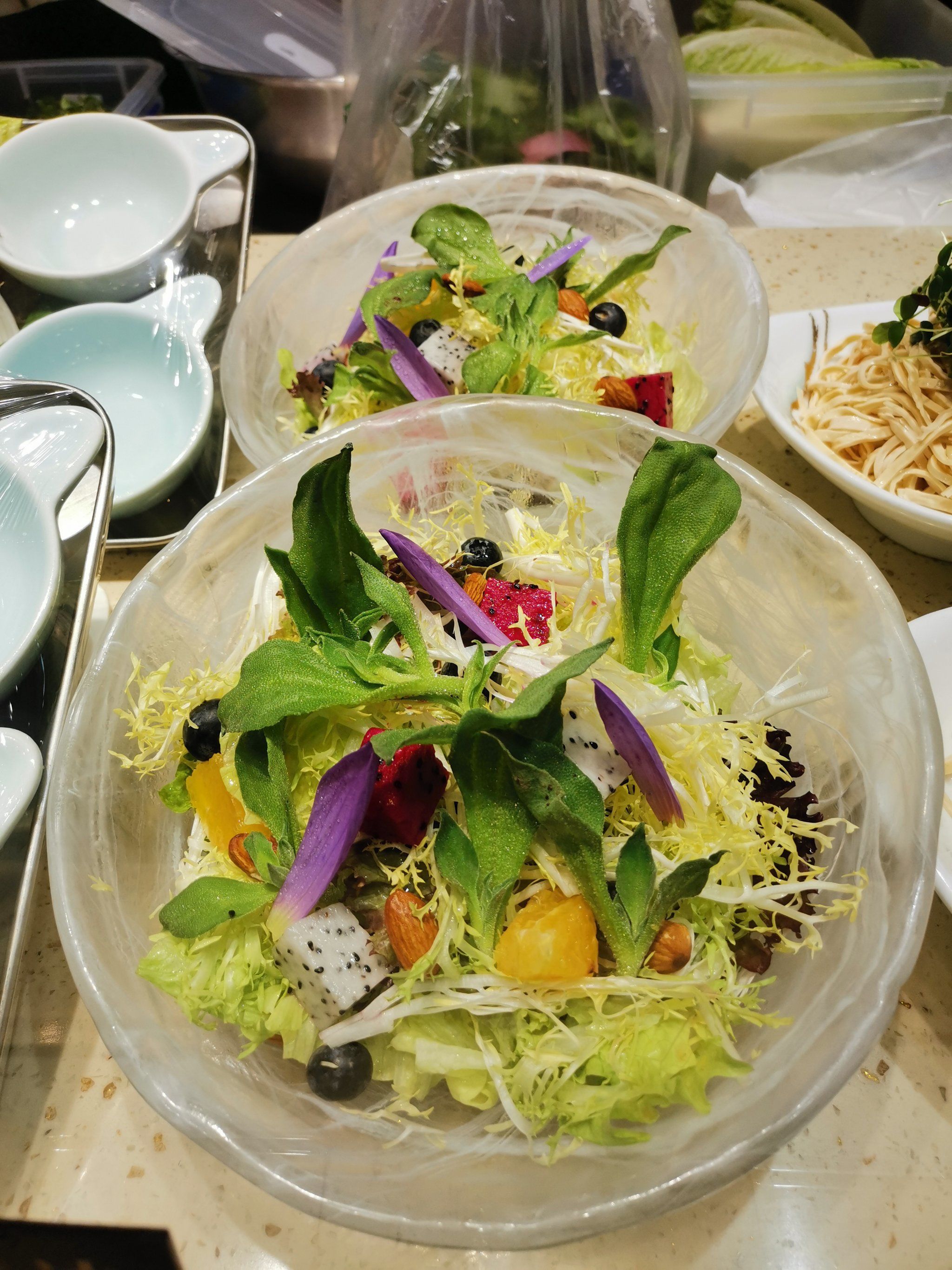 n 
制作果蔬大拌菜,食材选择多样.圆润饱满的番茄是必不可少的,红