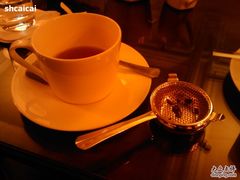 很温馨的茶具-LONG BAR 廊吧(外滩华尔道夫酒店)