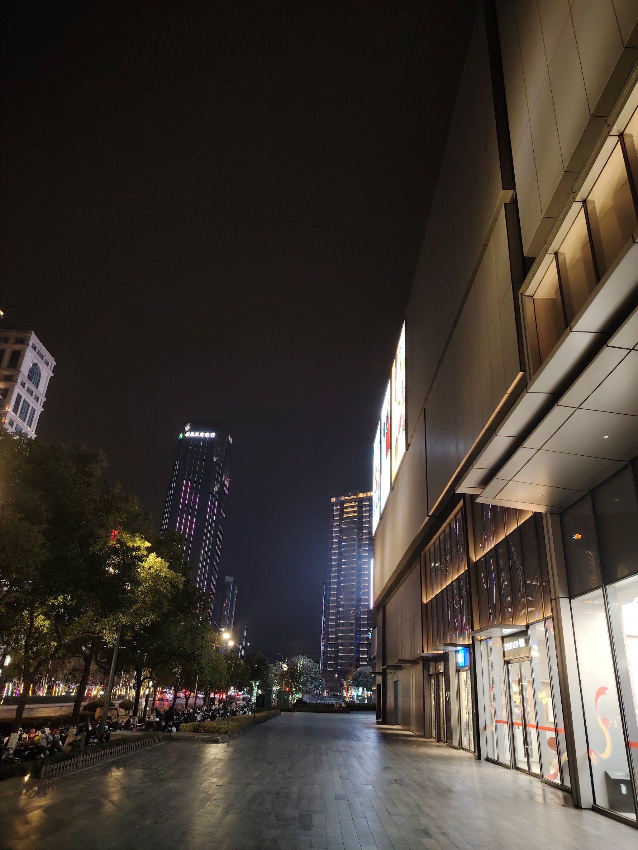 0元玩转这座城在城市的最高点,夜幕低垂,灯光璀璨,仿佛整个世界都被