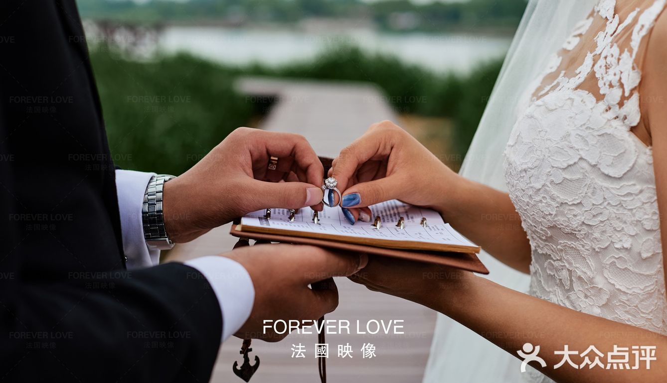 从美学和概念上探索了舞台摄影和纪实摄影之间的界限
