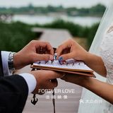 从美学和概念上探索了舞台摄影和纪实摄影之间的界限