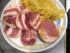 烤精选猪五花配酸菜-小米烤肉-泥炉炭烤(常营店)