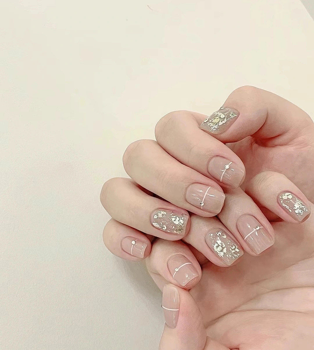 简约款式来喽,谁能拒绝这么美的指甲