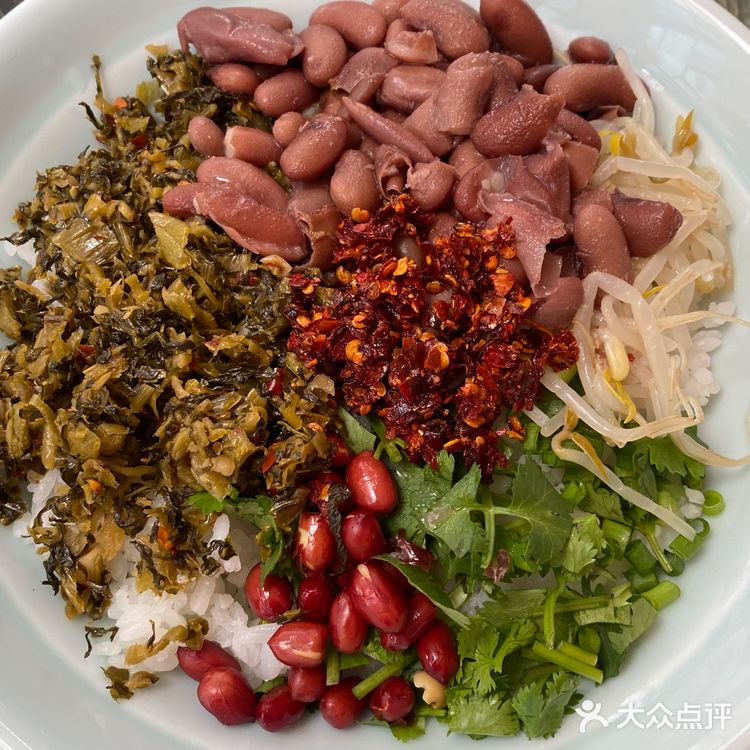 午餐打卡特色酸菜红豆饭