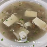 店面不是很大、服务员倒是不少、看菜点菜、服务地点也算跟得上、就是菜品感觉不是特别好吃、个别菜有点偏咸、或者说那个汤有点像刷锅水、看着一点食欲都没有、望店家能在菜品上多下点功夫研究一下、离家近、以后还会多去光顾的