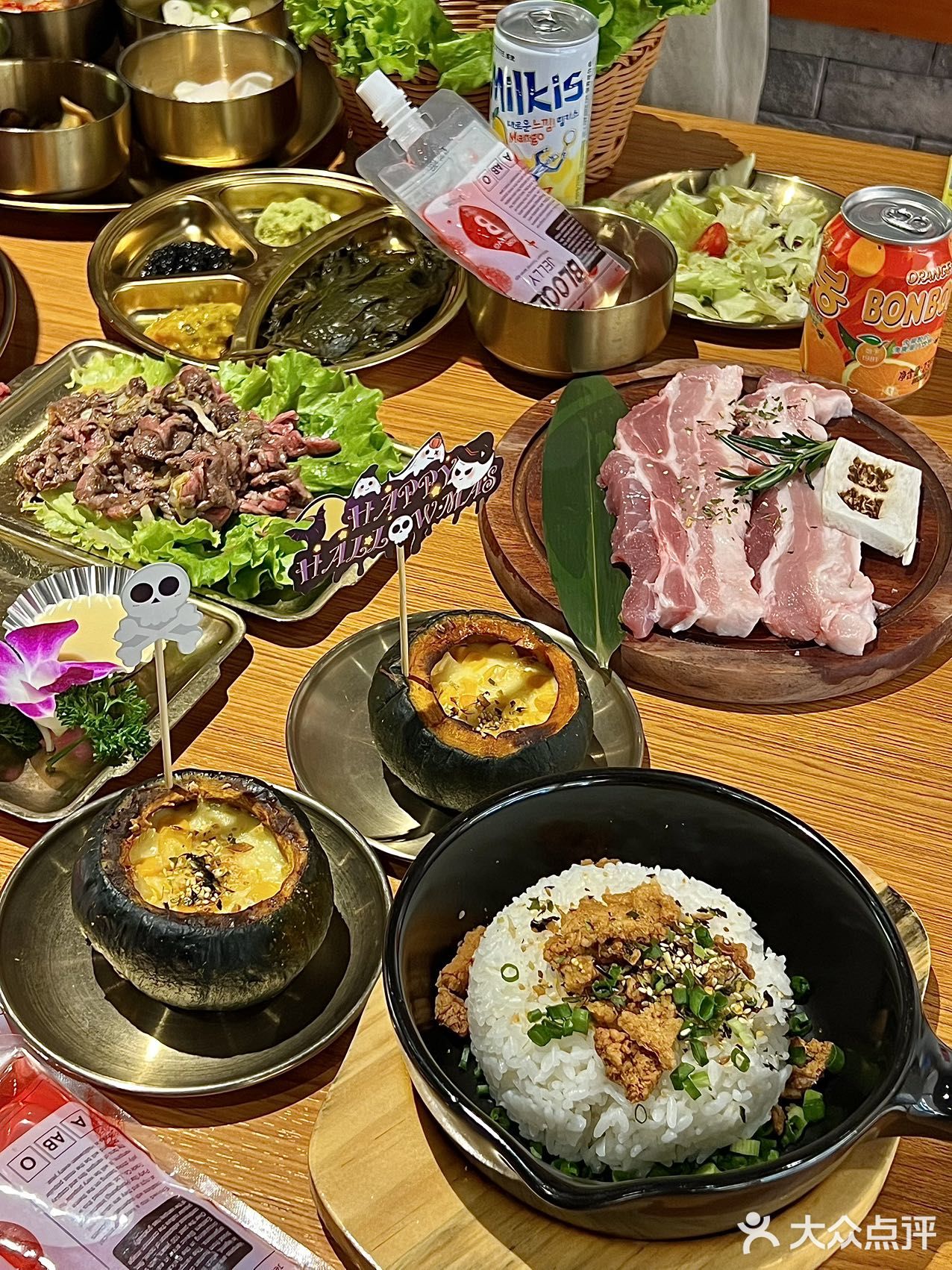 卧卧卧！！烤肉店也换万圣节皮肤了！！