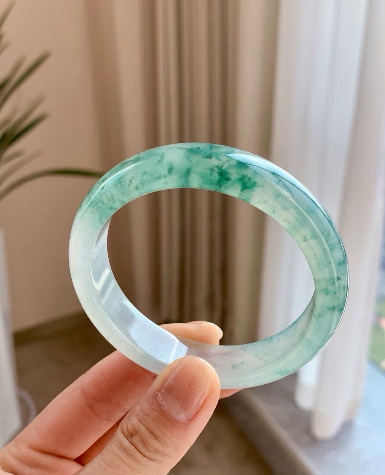 伟德国际安宁市人民法院关于（AX777）VA06冰种翡翠（A货）手镯圈口约591mm1（第一次拍卖）的公告