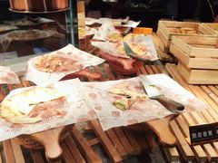 -黄浦江游览十六铺3号码头网红自助餐