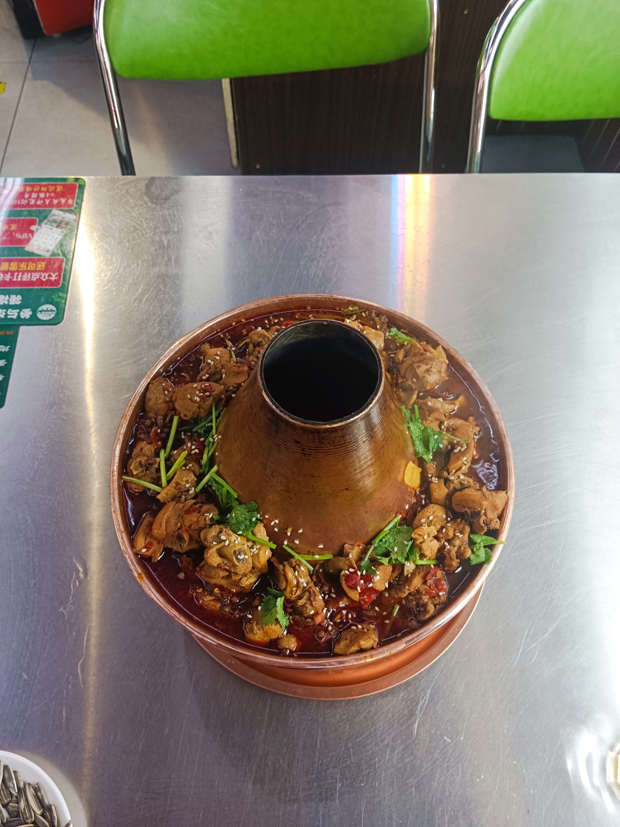 一大锅火锅鸡热热乎乎呢