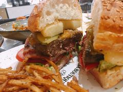 27&nbsp;牛肉汉堡-HELLO 27 意面·沙拉·帕尼尼