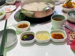 -洪氏嗨捞·广东猪肚鸡·椰子鸡火锅(西咸万象城店)