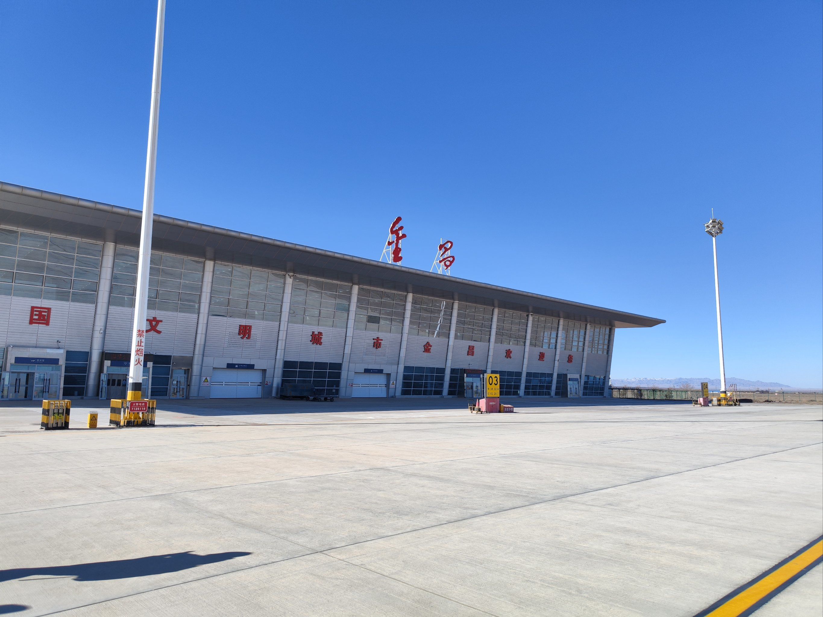 需要自己走进航站楼的小机场,方便!