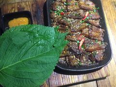 脆烤五花肉配苏子叶-雀舞云南菜(乐客城店)