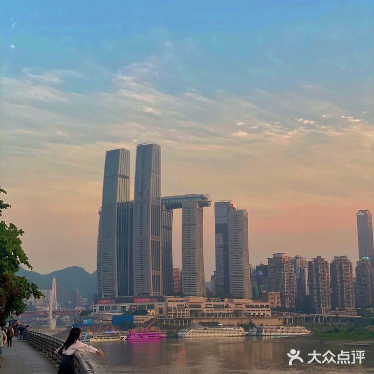 重庆限定拍照|当重庆黄色“法拉利”群映入落日余晖