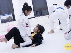 -菠萝格斗巴西柔术训练馆