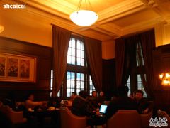 靠窗的舒适座位-LONG BAR 廊吧(外滩华尔道夫酒店)