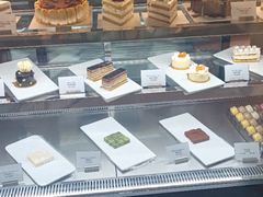 面包甜点陈列柜-大堂吧(大连金石滩绿发希尔顿度假酒店)