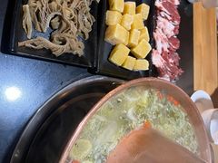 -果松木炭酸菜铜火锅·外婆参鸡汤