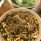 分量没有很多，但是搭配了个青菜，分量正正好