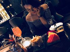 B52&nbsp;重调鸡尾酒&nbsp;。B-52是鸡尾酒中喝法比较独特的一种，要配上短吸管，餐巾纸和打火机。喝的时候把酒点燃，用吸管一口气喝完，可体验到先冷后热那种冰火两重天的感觉。-四季酒店·空中花园 Aria on 9