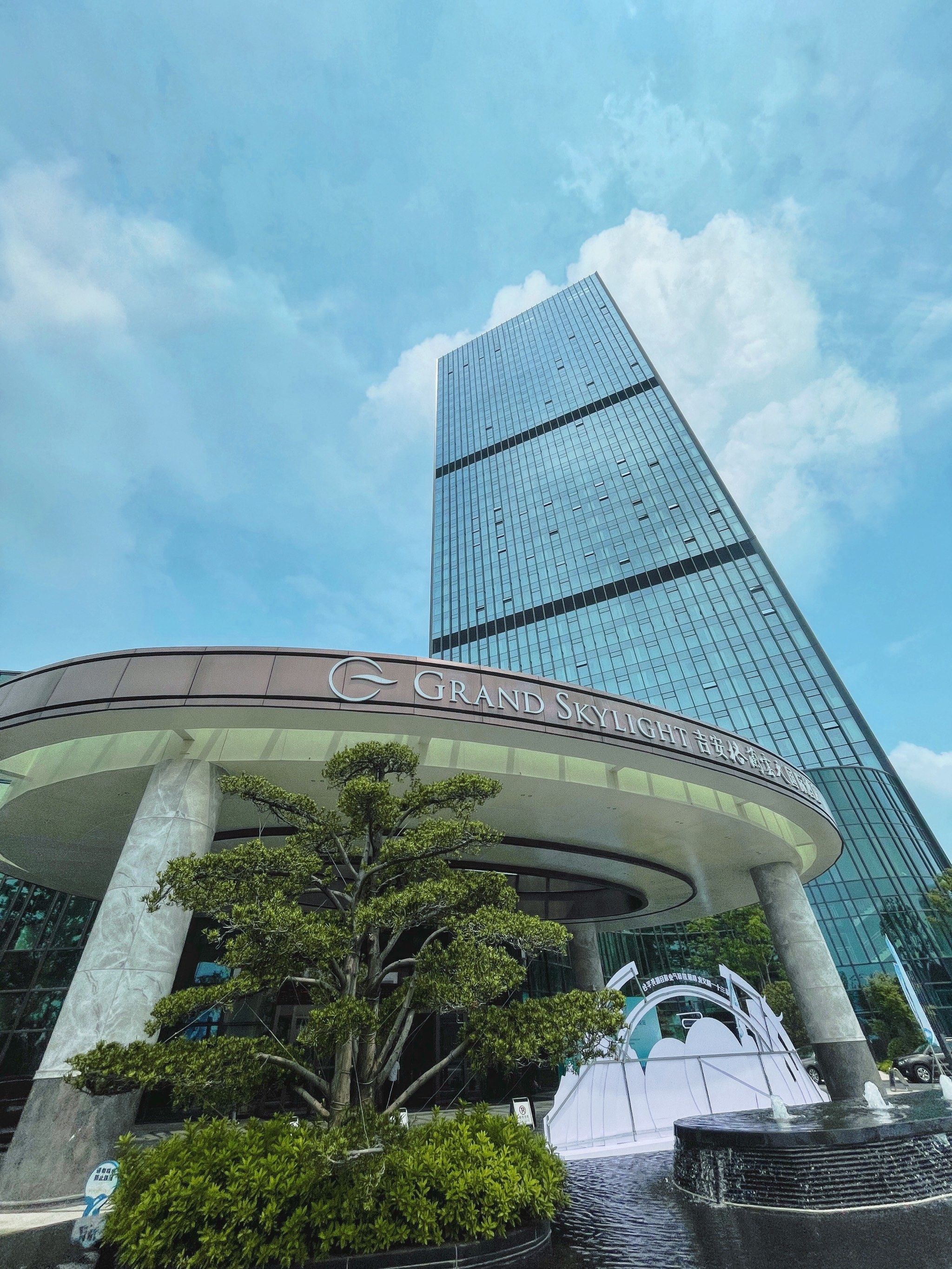 n
酒店位于高铁新区核心区"五指峰"建筑群中,距离吉安西站