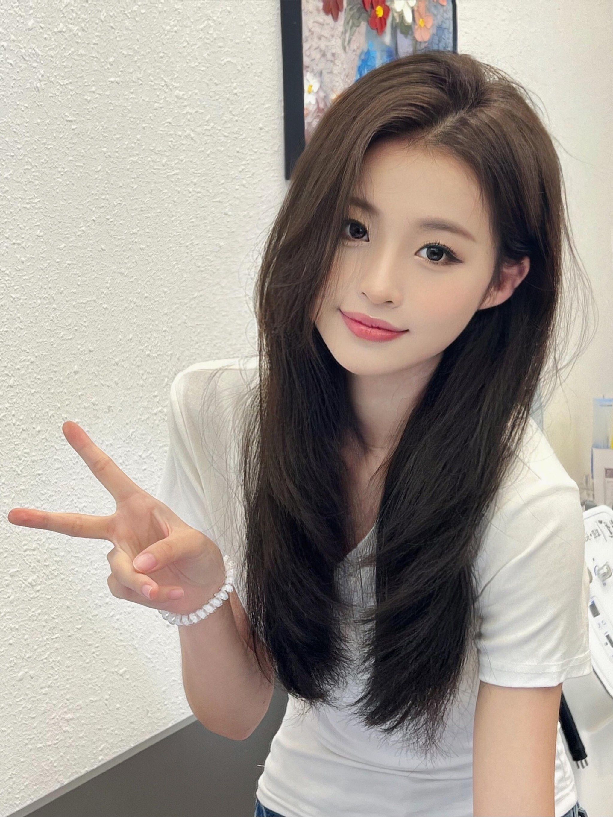 都很流行边缘发型的,
这个边缘层次中长发经过了简单的专业设计以后