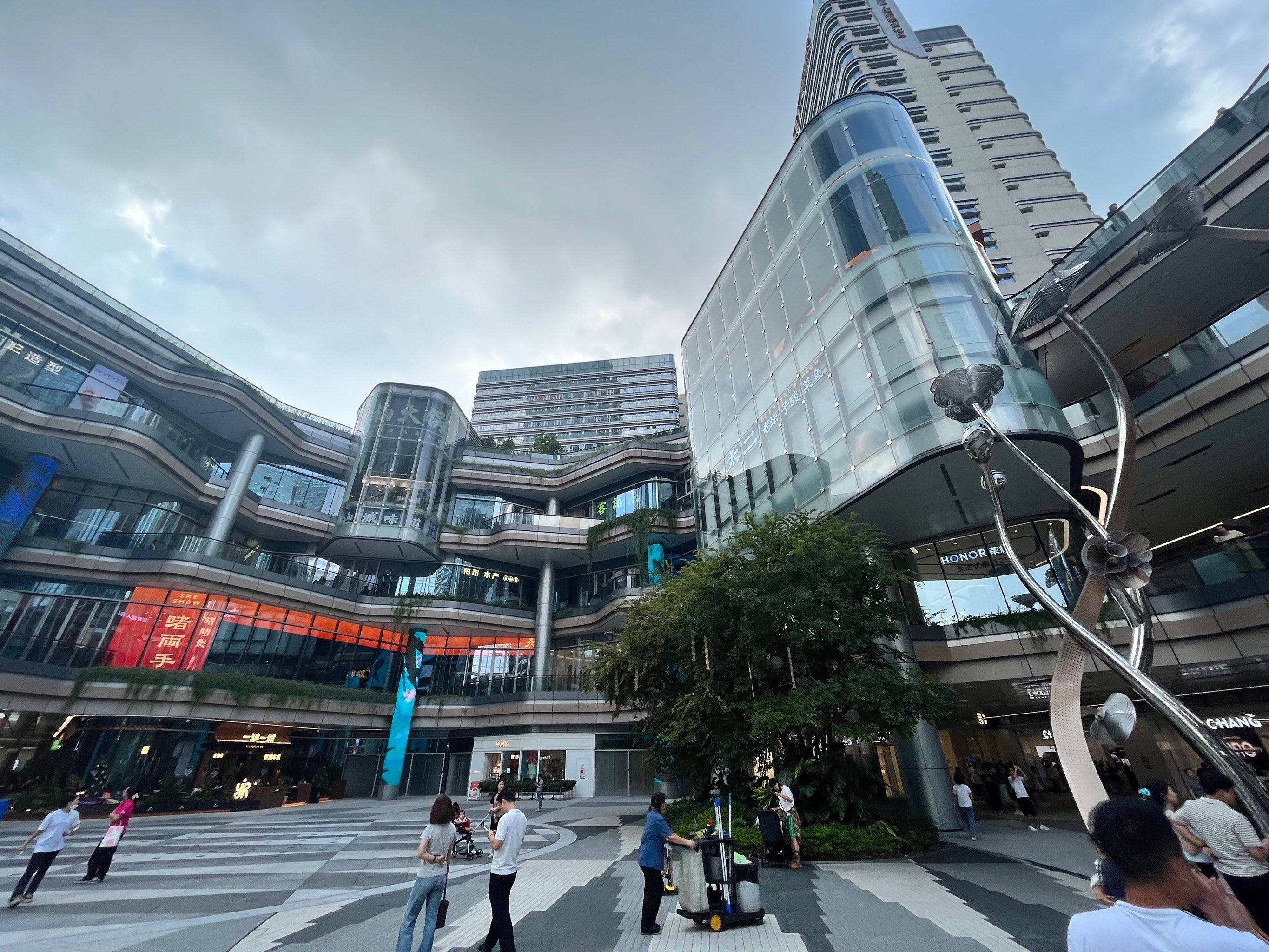 在「深圳仁恒梦中心」商场
发现人还不少
一部分是有演唱会
