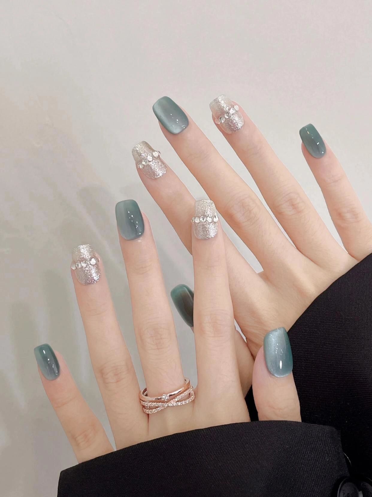 夏日清透冰蓝色美甲