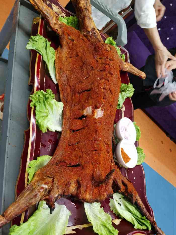 蒙古大营烤全羊-"[薄荷]环境:装修比较老旧 但是看起来还.