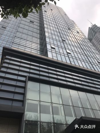 这间酒店生意真好，路过时发现一辆大巴士在等候中