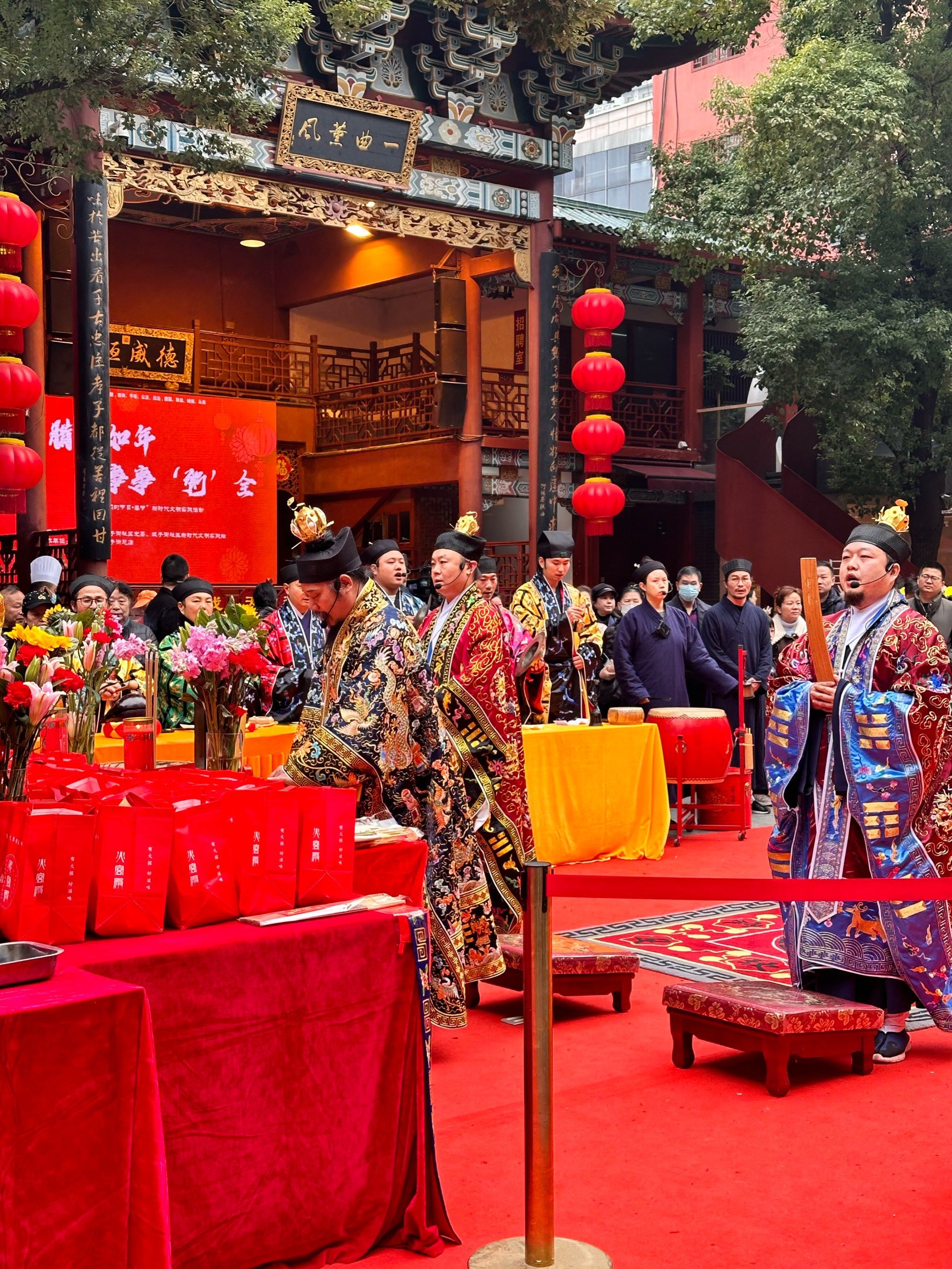 n9点半左右就开始了火神仪式,真的好多道士,虽然不知道念的啥,但