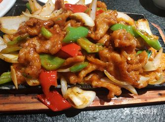 里面只有一桌在堂食，距离离得非常远