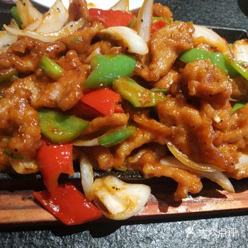 里面只有一桌在堂食，距离离得非常远