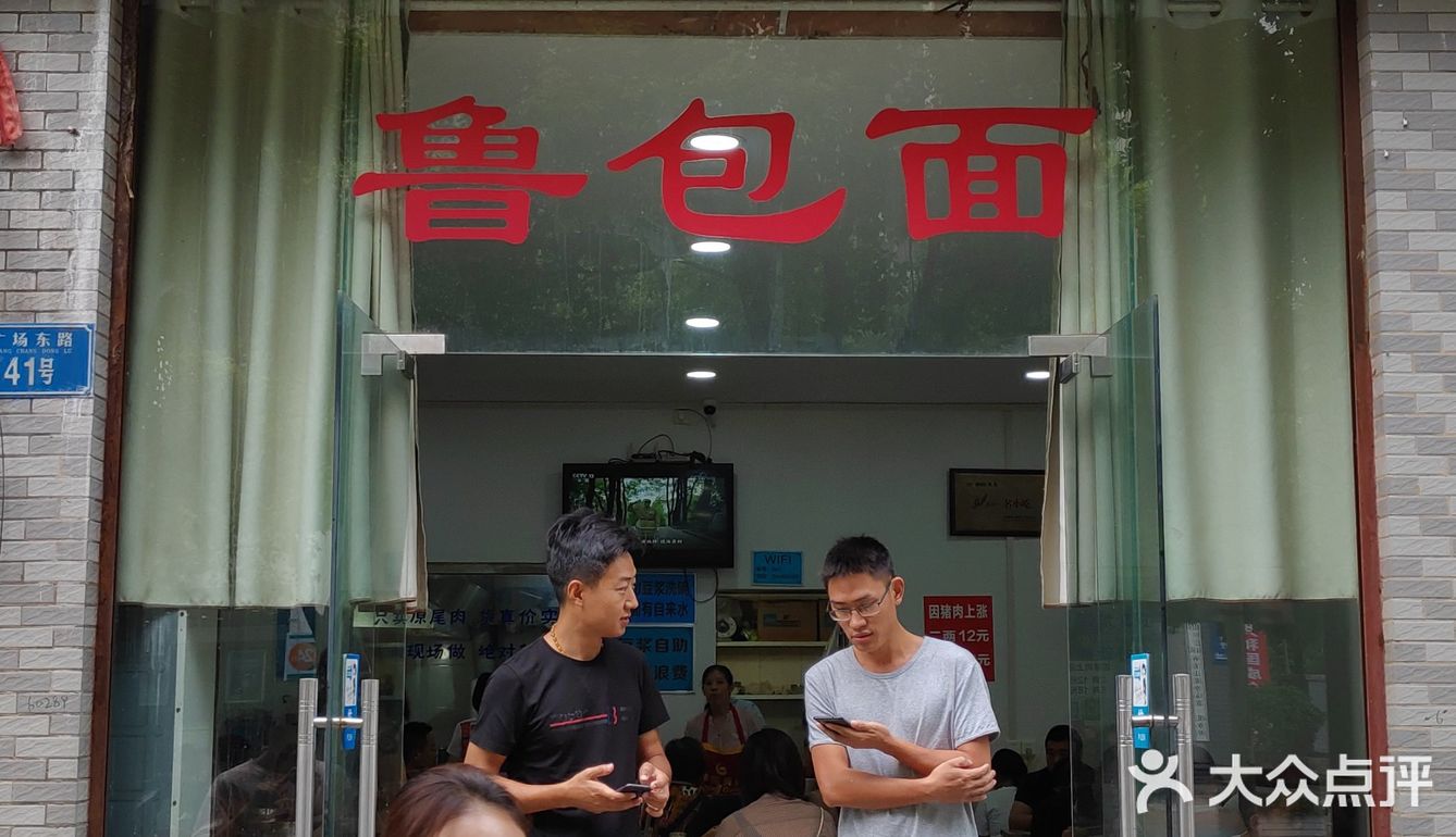 10点来，国庆第四天，高德导航到，右边有车库方便停车